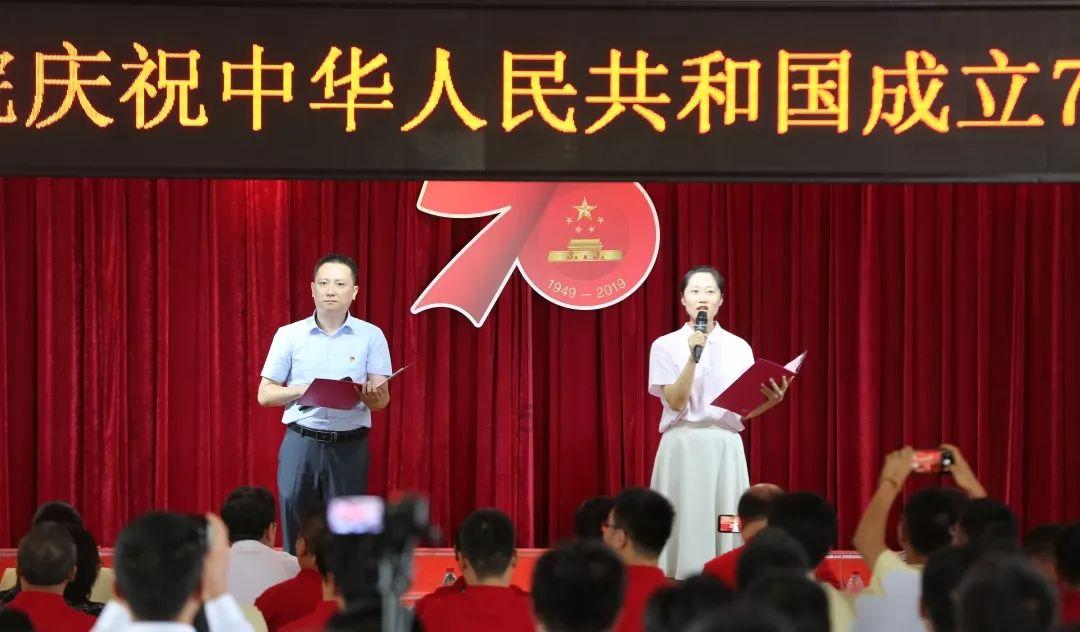 港星黎淑贤设灵,老公和4个儿子神情哀伤,成龙熊黛林等送花圈悼念